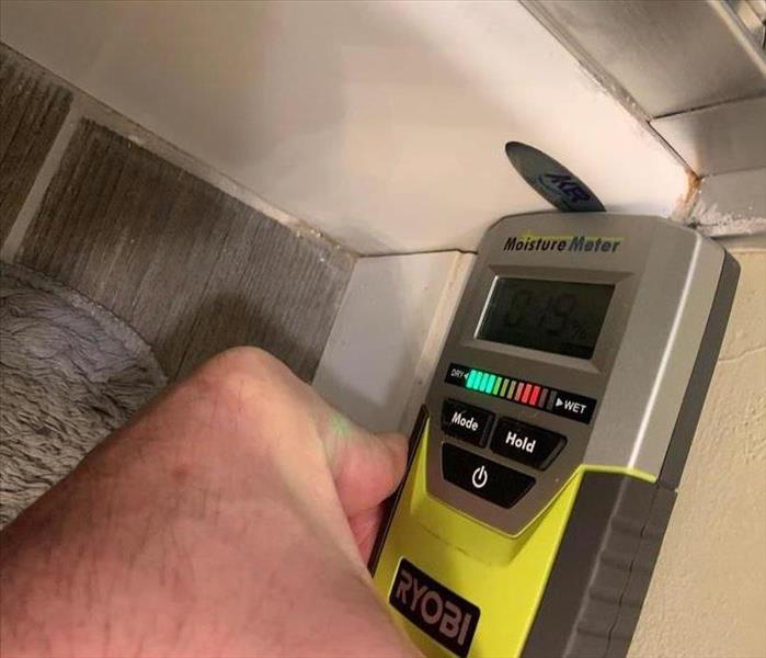Moisture meter to detect wet walls